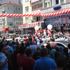 Binlerce kişi mağazaya koşunca yol trafiğe kapandı Binlerce kişi mağazaya koşunca yol trafiğe kapandı