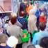 Video: Kur'an-ı Kerim'i yırtıp yere attı Video: Kur'an-ı Kerim'i yırtıp yere attı