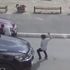 Parkta etrafına bakmadan koşan çocuğa araba çarptı