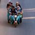 10 kişilik ailesini bir motosiklete bindirdi 10 kişilik ailesini bir motosiklete bindirdi