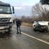 Otomobil ile beton mikseri kafa kafaya çarpıştı: 4 ...