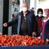 Denizli de pazar yerlerinde maske takma kuralı uygulanmaya ... Denizli de pazar yerlerinde maske takma kuralı uygulanmaya ...