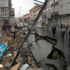 İstanbul'da yol çöktü 4 araç çukura düştü