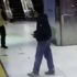 Eli tren kapısına sıkışan kadının yaşadığı korkunç anlar görüntülendi Eli tren kapısına sıkışan kadının yaşadığı korkunç anlar görüntülendi