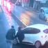 Motosikletli kendisine çarpan otomobile saldırdı