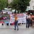 Mor boyalı koyunlarla kortej yürüyüşü