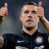 Lukas Podolski imzayı atıyor