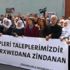 Bakırköy Cezaevi önünde açlık grevinde olanlar için oturma eylemi Bakırköy Cezaevi önünde açlık grevinde olanlar için oturma eylemi
