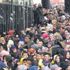 Mağaza açılışında indirim izdihamı