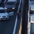 Trafiği durdurdu! Kadın sürücü kediyi ezilmekten kurtardı