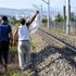 Raylarda takılı kalan otomobil panik yarattı