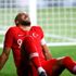 Dizinden sakatlanan Cenk Tosun, 6 ay sahalardan uzak ...