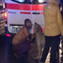 Ambulansa alınan sahibini bırakmadı