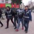 Öğrenci ve öğretmenler varken, okulun demir kapısını çaldılar