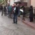 Freni tutmayan otomobil apartmanın bahçesine daldı: 1 yaralı