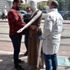 Üzerindeki kürkü çalıp, cansız mankeni taciz etti