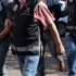 İzmir'de, polis ve MİT'in ortak operasyonunda göçmen kaçakçısı 5 şüpheli yakalandı İzmir'de, polis ve MİT'in ortak operasyonunda göçmen kaçakçısı 5 şüpheli yakalandı