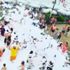 Rize'de, plajda köpüklü 'Korona gel buraya' partisi: Eskiden hamsi partisi yapılırdı Rize'de, plajda köpüklü 'Korona gel buraya' partisi: Eskiden hamsi partisi yapılırdı