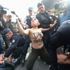 Femen’den Le Pen’e üstsüz protesto Femen’den Le Pen’e üstsüz protesto