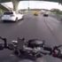 Taksici aniden şerit değiştirince motosikletli kaza yaptı