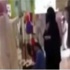 Elleri çıplak diye alışveriş merkezinden kovuldu Elleri çıplak diye alışveriş merkezinden kovuldu