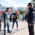 Taksiciyi rehin alan kadın, polislere zor anlar yaşattı Taksiciyi rehin alan kadın, polislere zor anlar yaşattı