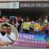 "LGBTİ Onur Yürüyüşü" açıklaması yapanlara taşlı saldırı