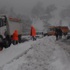 Ani bastıran kar, İzmir-Manisa yolunu kapattı