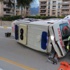 Ambulans devrildi, yaralılar var Ambulans devrildi, yaralılar var