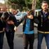 Kapkaçıları yakalayıp polise teslim ettiler Kapkaçıları yakalayıp polise teslim ettiler