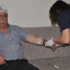 Oğlunu öldü sanınca doktoru sopayla dövdü
