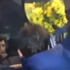 Emre Belözoğlu taraftara çiçek fırlattı