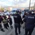 Kimlik soran polislerle tartıştılar, vatandaşlar film gibi izledi Kimlik soran polislerle tartıştılar, vatandaşlar film gibi izledi