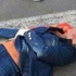 Polis kırmızıda geçen yayayı çekiçle yere serdi Polis kırmızıda geçen yayayı çekiçle yere serdi