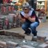 Zonguldak’ta bir esnaf parke taşları yapılmayınca caddeye mezar yapıp, üzerine çiçekler koydu Zonguldak’ta bir esnaf parke taşları yapılmayınca caddeye mezar yapıp, üzerine çiçekler koydu