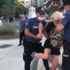 Maskesiz dolaşan kadını polis böyle gözaltına aldı, polis mi haklı, kadın mı haklı? Maskesiz dolaşan kadını polis böyle gözaltına aldı, polis mi haklı, kadın mı haklı?