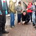 Başkan Beyoğlu sokakta çocuklarla misket oynadı