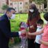 Mektup yazan miniklere vali amcaları sürpriz yaptı Mektup yazan miniklere vali amcaları sürpriz yaptı