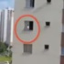 Pencereye Çıkan Çocuk Yürekleri Ağza Getirdi