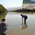 Karasu Nehri'nde ölen balıkları, evlerine götürüp yediler Karasu Nehri'nde ölen balıkları, evlerine götürüp yediler