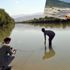 Karasu Nehri'nde ölen balıkları, evlerine götürüp yediler