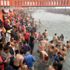 Covid: Çoğu maskesiz yüz binlerce Hindu, kutsal gördükleri Ganj Nehri'nde toplandı Covid: Çoğu maskesiz yüz binlerce Hindu, kutsal gördükleri Ganj Nehri'nde toplandı