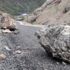 Siirt’te dağdan kopan dev kaya parçaları yolu ulaşıma kapattı Siirt’te dağdan kopan dev kaya parçaları yolu ulaşıma kapattı