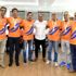 Kupayı Başkan Uysal a hediye ettiler Kupayı Başkan Uysal a hediye ettiler
