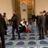Londra'da camiye giren bir kişi, namaz kılan din görevlisini bıçakladı
