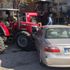 Kontrolden çıkan otomobil traktör bayisine daldı