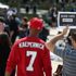 Eski NFL oyuncusu Kaepernick'e destek eylemi