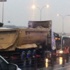 Kamyon metrobüs yoluna girdi, seferler durdu Kamyon metrobüs yoluna girdi, seferler durdu