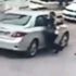 Otomobille takip ettiği kadını taciz edip yerde sürükledi