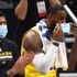 NBA oyuncusu Anthony Davis maç sırasında tırnaklarını kesti NBA oyuncusu Anthony Davis maç sırasında tırnaklarını kesti